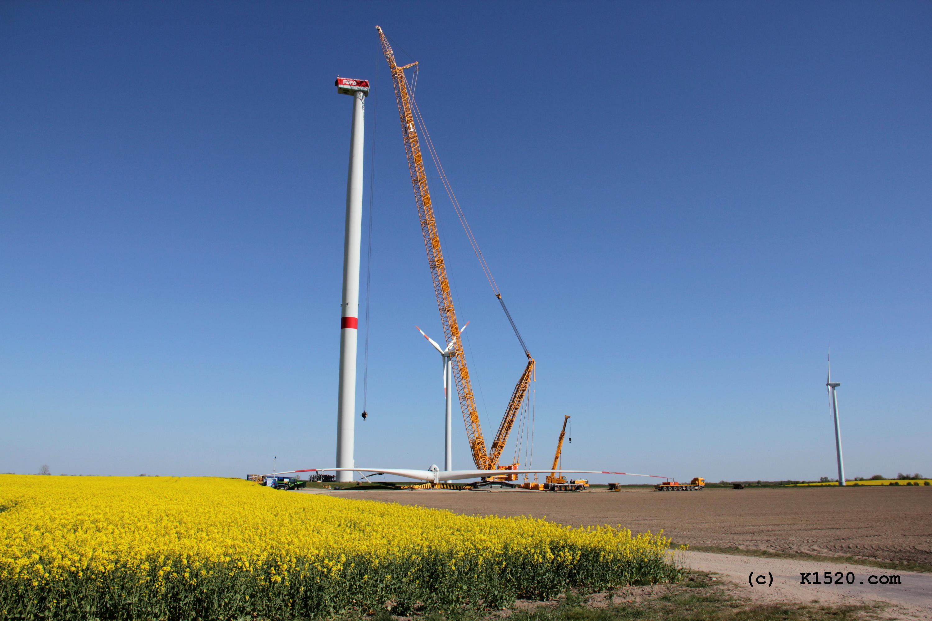 Reparatur Windrder im Windpark Arneburg/Elbe 04/2020,
  Kraneinsatz, Grenvergleich gelber LKW